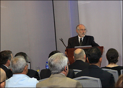 El Dr. David Raskin, miembro del  equipo científico de Converus, se dirige a posibles clientes en una reunión realizada el 26 febrero en Ciudad de Panamá.