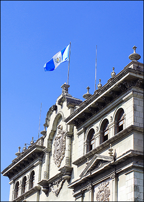 En mayo, miles de guatemaltecos se lanzaron a las calles aledañas al palacio nacional de Guatemala en protesta a la corrupción gubernamental.