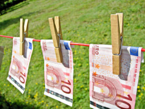 Los lavadores de dinero encuentran maneras innovadoras para introducir dinero al sistema financiero a fin de que parezca “limpio”.